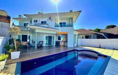 Imagem: A casa possui 3 Dormitórios, 5 Banheiros, 4 Vagas na garagem