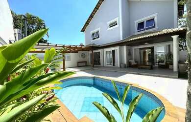 Imagem: A casa em condomínio possui 4 Dormitórios, 4 Banheiros, 4