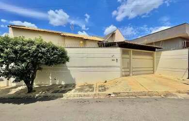 Imagem: A casa à venda possui 3 Dormitórios, 3 Banheiros e 3 Vagas