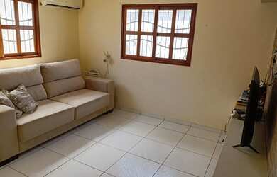 Imagem: A casa possui 2 Dormitórios, 3 Banheiros, 2 Vagas na garagem