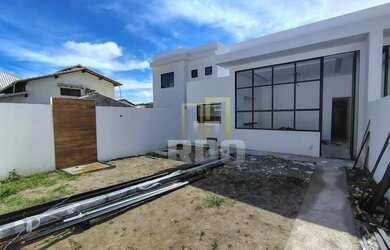 Imagem: A casa possui 3 Dormitórios, 2 Banheiros, 3 Vagas na garagem