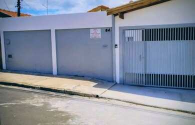 Imagem: A casa possui 4 Dormitórios, 2 Banheiros, 3 Vagas na garagem