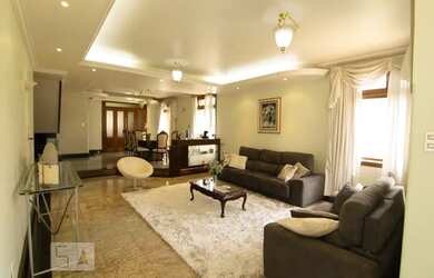 Imagem: A casa possui 4 Dormitórios, 5 Banheiros, 4 Vagas na garagem