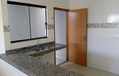 Imagem: A casa possui 2 Dormitórios, 1 Banheiro, 1 Vaga na garagem