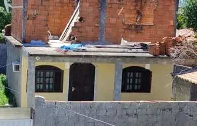 Imagem: A casa possui 4 Dormitórios, 1 Banheiro, 3 Vagas na garagem