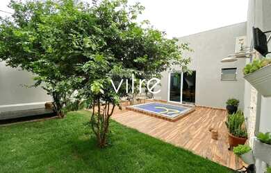 Imagem: A casa possui 3 Dormitórios, 3 Banheiros, 3 Vagas na garagem