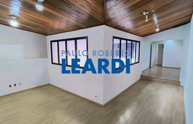 Imagem: A casa possui 1 Dormitório, 5 Banheiros, 2 Vagas na garagem