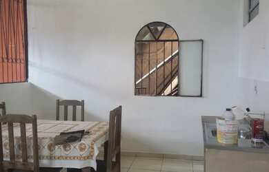 Imagem: A casa possui 1 Dormitório, 1 Banheiro, 1 Vaga na garagem