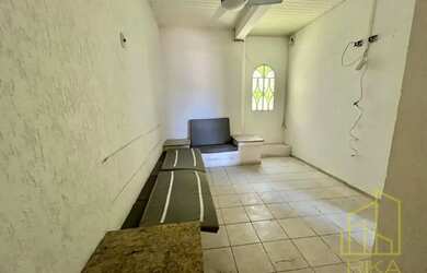 Imagem: A casa possui 2 Dormitórios, 2 Banheiros, 2 Vagas na garagem