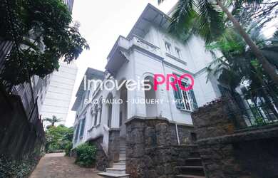 Imagem: O depósito possui 4 Vagas na garagem, 610m² de Área e está