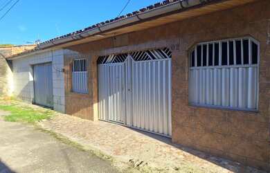 Imagem: A casa possui 3 Dormitórios, 3 Banheiros e 4 Vagas na garagem