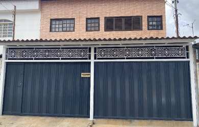 Imagem: A casa possui 3 Dormitórios, 2 Banheiros, 2 Vagas na garagem