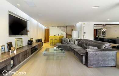 Imagem: A casa possui 4 Dormitórios, 2 Banheiros, 4 Vagas na garagem