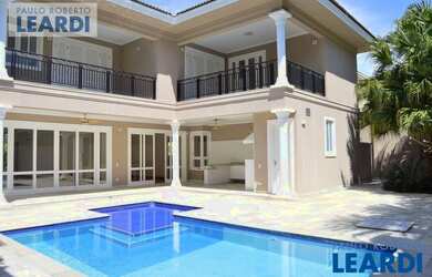 Imagem: A casa em condomínio possui 4 Dormitórios, 4 Banheiros, 4