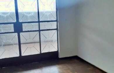 Imagem: A casa possui 4 Dormitórios, 2 Banheiros, 5 Vagas na garagem