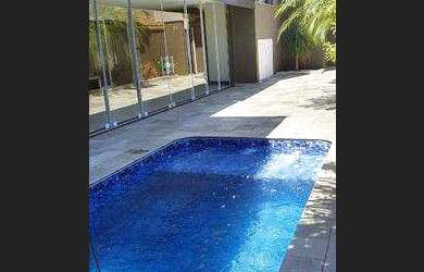 Imagem: A casa em condomínio possui 4 Dormitórios, 5 Banheiros, 5