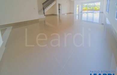 Imagem: A casa em condomínio possui 4 Dormitórios, 5 Banheiros, 4