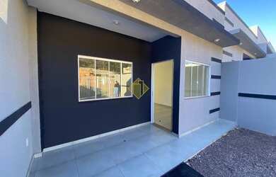 Imagem: A casa possui 2 Dormitórios, 2 Banheiros, 2 Vagas na garagem