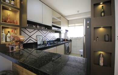 Imagem: O apartamento possui 2 Dormitórios, 1 Banheiro, 1 Vaga na garagem