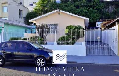 Imagem: A casa e possui 3 Dormitórios, Suítes, 1 Banheiro, 129-0m²