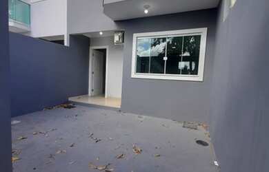 Imagem: A casa possui 3 Dormitórios, 2 Banheiros, 1 Vaga na garagem