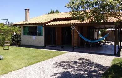 Imagem: A casa possui 2 Dormitórios, 2 Banheiros, 2 Vagas na garagem