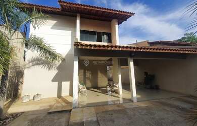 Imagem: A casa possui 4 Dormitórios, 5 Banheiros, 4 Vagas na garagem