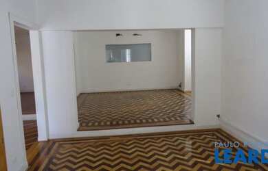 Imagem: O depósito para alugar possui 5 Vagas na garagem e 393m² de