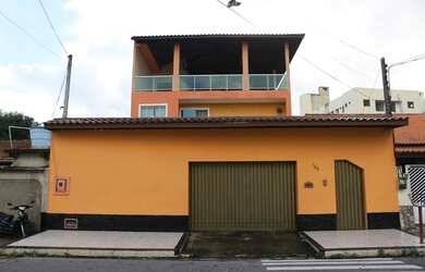 Imagem: A casa possui 3 Dormitórios, 5 Banheiros, 4 Vagas na garagem