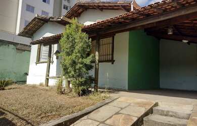 Imagem: A casa possui 4 Dormitórios, 3 Banheiros, 2 Vagas na garagem