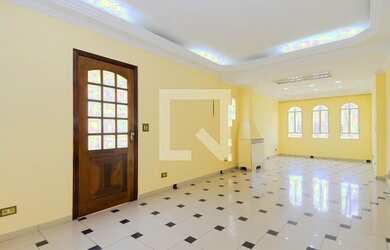 Imagem: A casa possui 4 Dormitórios, 3 Banheiros, 2 Vagas na garagem