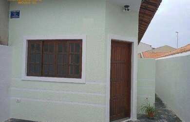 Imagem: A casa possui 2 Dormitórios, 1 Banheiro, 2 Vagas na garagem