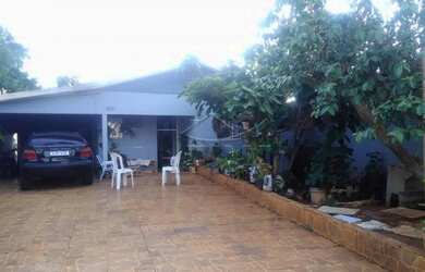 Imagem: A casa possui 2 Dormitórios, 1 Banheiro, 2 Vagas na garagem