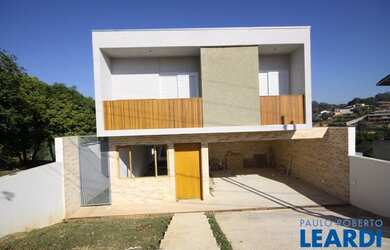 Imagem: A casa em condomínio possui 3 Dormitórios, 3 Banheiros, 4