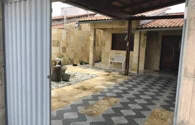 Imagem: A casa possui 3 Dormitórios, 2 Banheiros, 3 Vagas na garagem