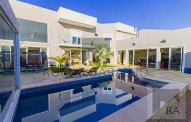 Imagem: A casa em condomínio possui 5 Dormitórios, 5 Banheiros, 4