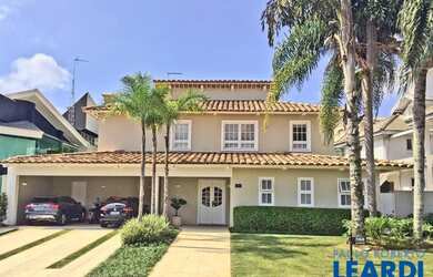 Imagem: A casa em condomínio possui 4 Dormitórios, 4 Banheiros, 5