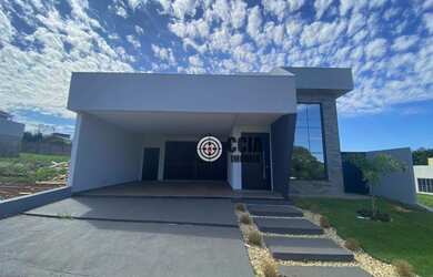 Imagem: A casa em condomínio possui 3 Dormitórios, 1 Banheiro, 2 Vagas