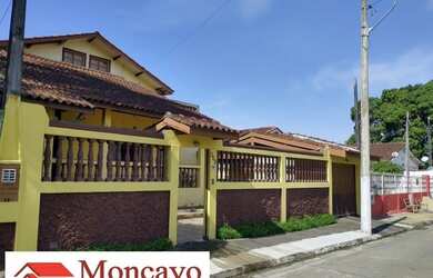 Imagem: A casa possui 4 Dormitórios, 1 Banheiro, 4 Vagas na garagem