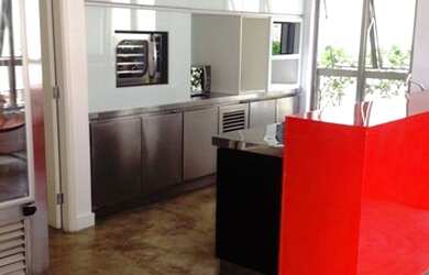 Imagem: O apartamento possui 1 Dormitório, 1 Banheiro, 1 Vaga na garagem