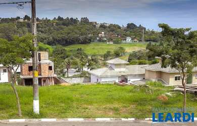 Imagem: O terreno possui 302m² de Área e está localizado em Suru