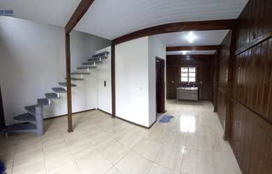 Imagem: A casa possui 3 Dormitórios, 1 Banheiro, 2 Vagas na garagem