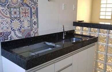 Imagem: O apartamento possui 1 Dormitório, 1 Banheiro, 1 Vaga na garagem