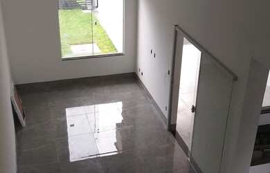 Imagem: A casa possui 3 Dormitórios, 2 Banheiros, 2 Vagas na garagem