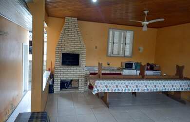 Imagem: A casa possui 3 Dormitórios, 1 Banheiro, 2 Vagas na garagem