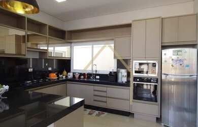 Imagem: A casa em condomínio possui 4 Dormitórios, 5 Banheiros, 4