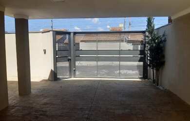 Imagem: A casa possui 2 Dormitórios e 2 Banheiros e está localizado