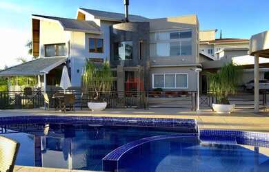 Imagem: A casa possui 4 Dormitórios, 5 Banheiros, 5 Vagas na garagem