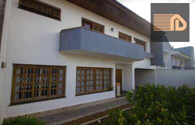 Imagem: A casa possui 4 Dormitórios, 4 Banheiros, 2 Vagas na garagem