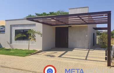 Imagem: A casa possui 3 Dormitórios, 2 Banheiros, 2 Vagas na garagem